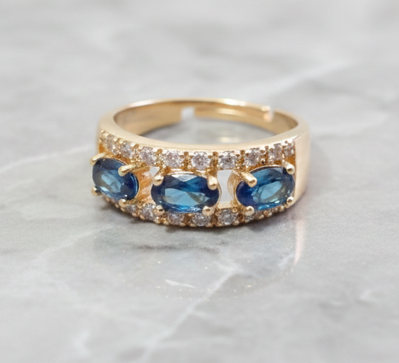 Elegant Oval Three-Stone Statement Ring – Adjustable Gold-Plated Band in 7 Vibrant Colors
